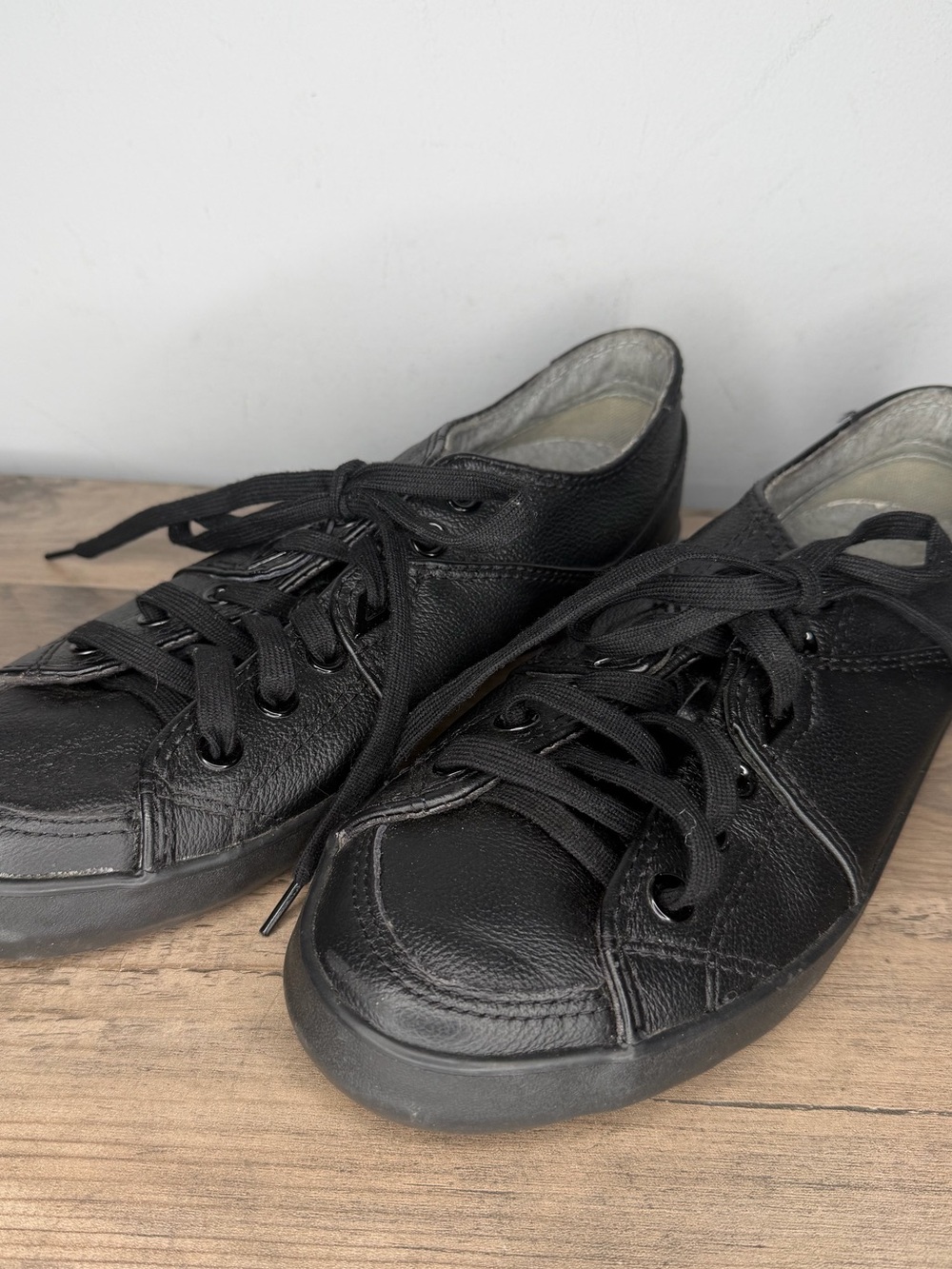 Umbro Men's Black Leather Lace-Up Sneakers tennis shoes size 9